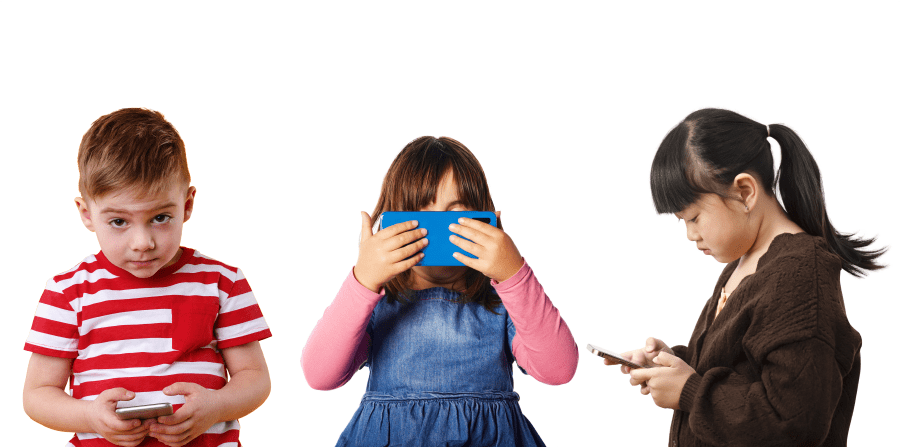trois enfants avec des écrans en main